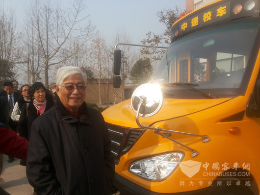 中国教育学会名誉会长顾明远与中通车留影