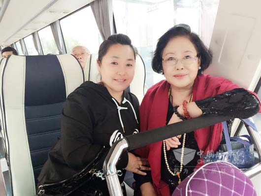 众多明星都搭乘金旅客车（图右一为斯琴高娃）