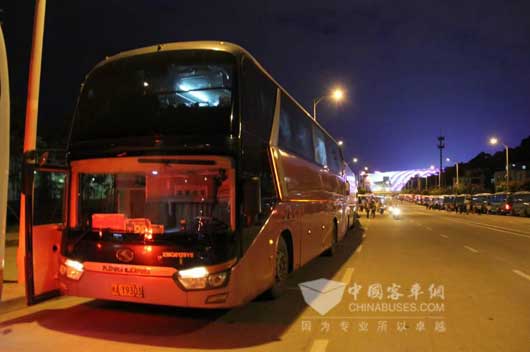 　开幕式后大金龙车承担运输疏散任务