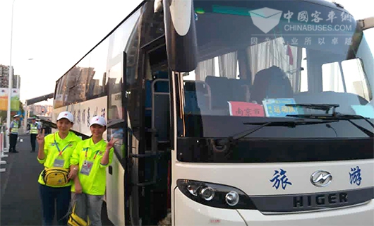 　青运会志愿者同海格客车合影
