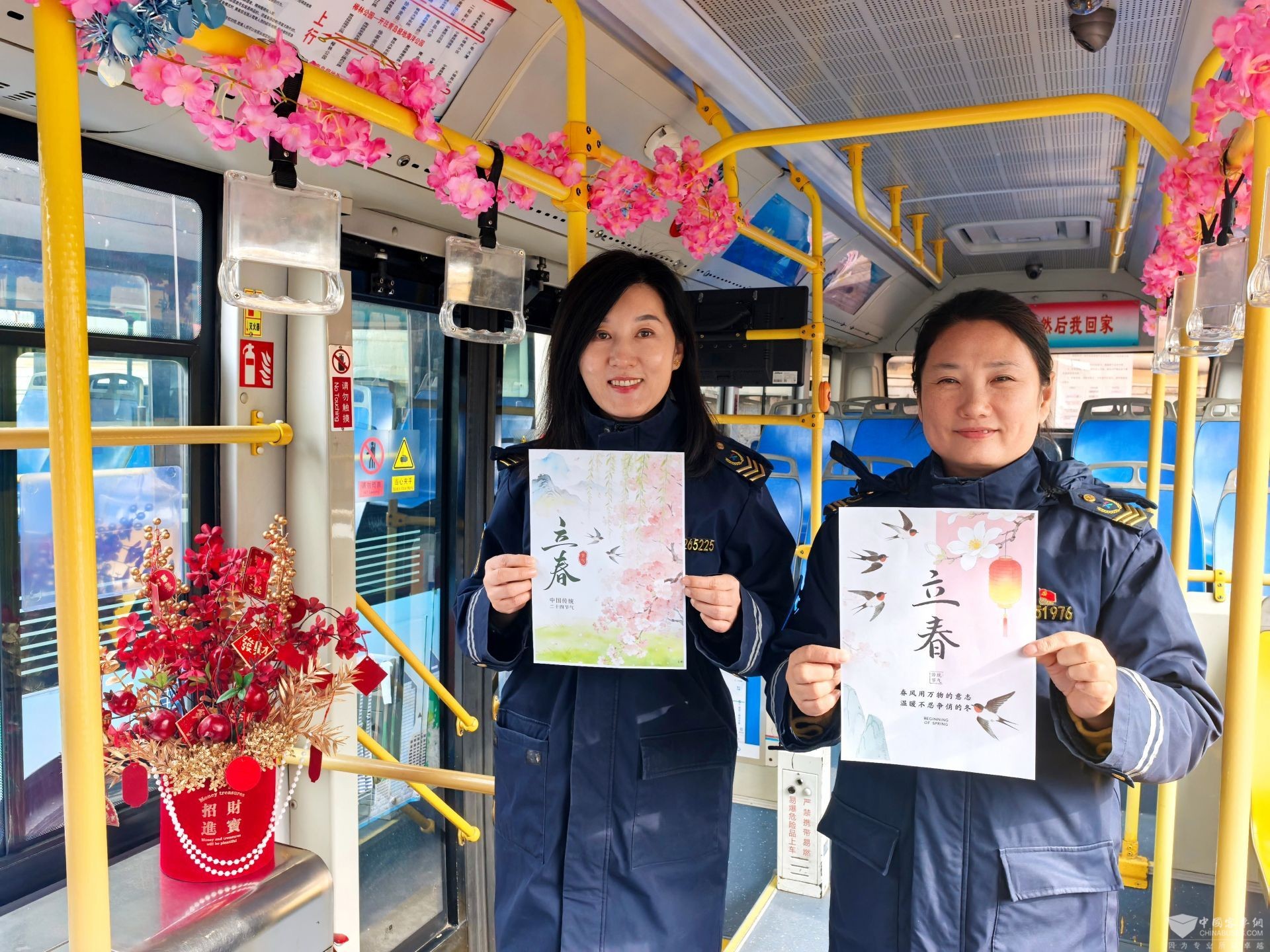 十米车厢演绎“立春”节气新韵 青岛巴士主题车载“诗”而行