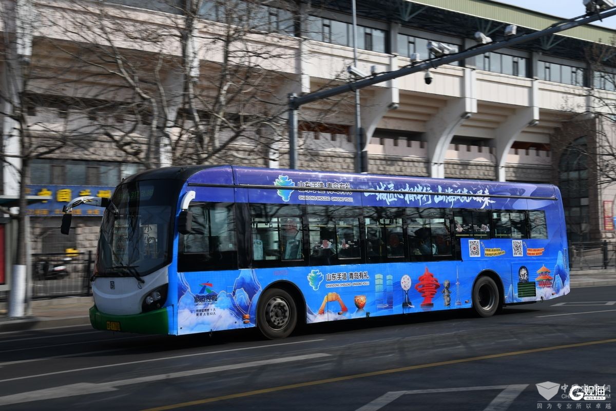 山东青岛这路公交化身“移动文化展厅”