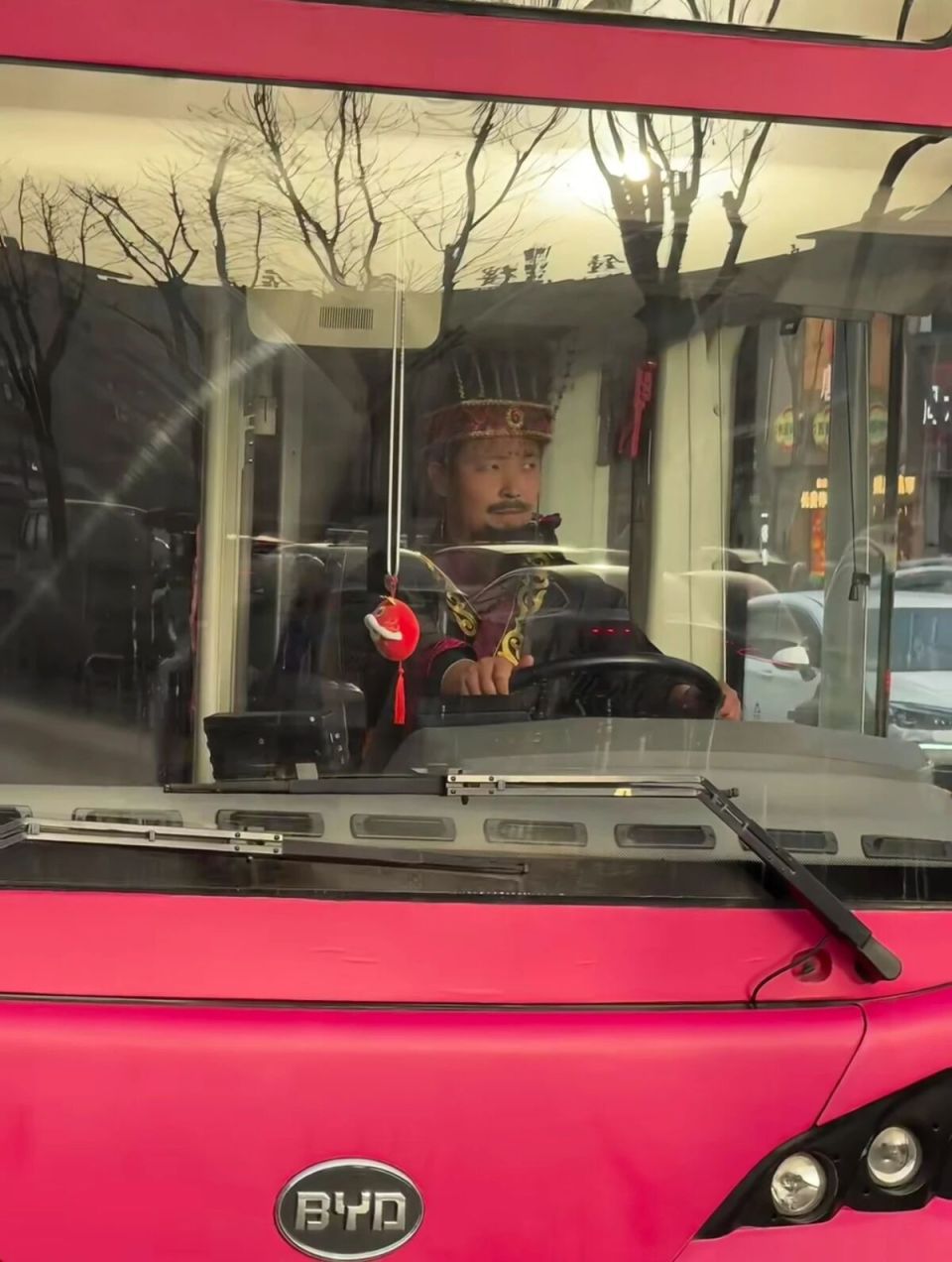 西安“秦始皇”开公交主题观光车上线