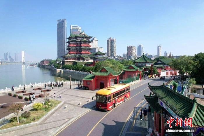 江西南昌：“滕王号”铛铛车延续古风热潮