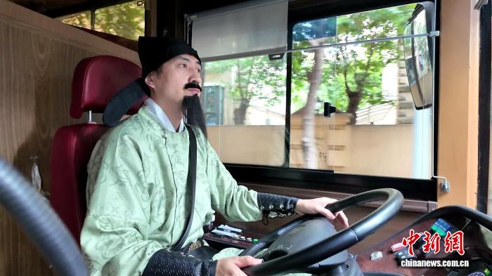 四川成都：“诗词之路”旅游观光线让千年文脉融入公交出行