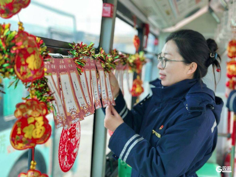 喜迎佳节！青岛街头驶出多路“元宵节”主题车厢
