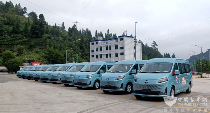 图雅诺大V作为首批车次投入运营“易搭快车”业务
