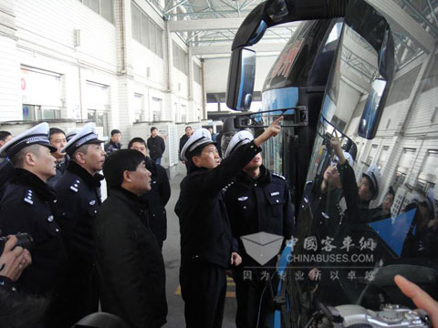 扬州市巡警检查扬州汽运查春运工作
