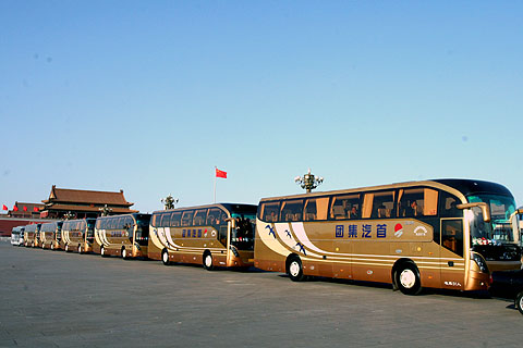 两会代表乘坐金旅XML6125开拓者