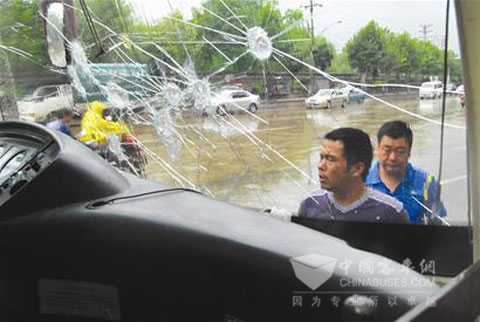 黑车车主砸正常班车