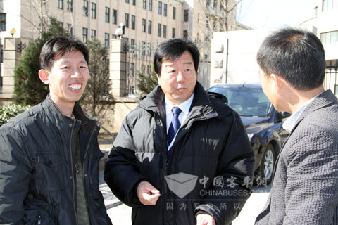 张春生与金旅客车服务人员亲切沟通