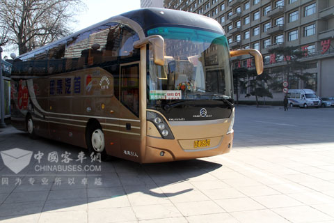 张春生驾驶的金旅客车