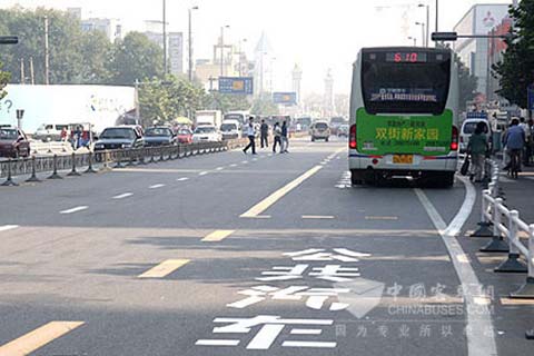 许多城市开辟了公交专用车道