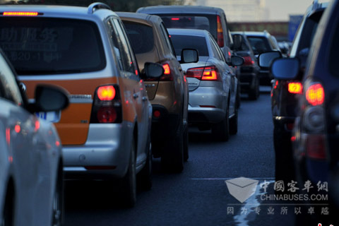 单双号限行可以在一定程度上缓解大气污染问题