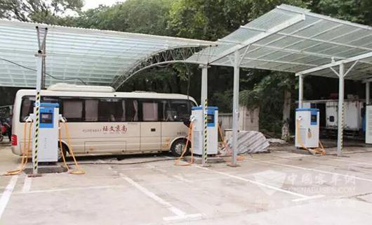 　南京雨花台充电站装配的鼎充充电桩