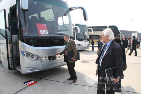 “这车摸着很舒服！”