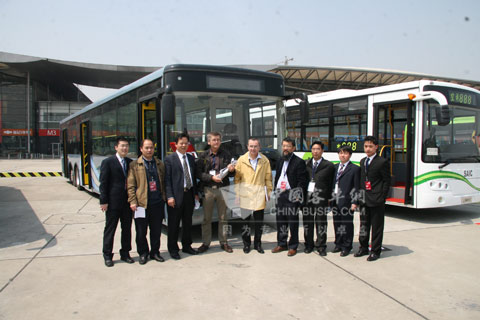 “这车不错 ，我们一起合影”