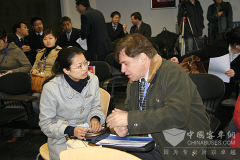 完美作业网有免费视频记者正在采访外宾