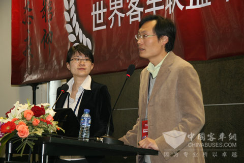 中国专家正在演讲