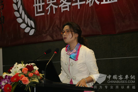 上海万耀企龙展览公司副总经胡宇红正在演讲