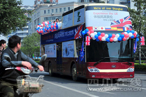 亮相成都街头的英国世博大巴立刻引起市民兴趣