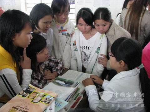 玉柴志愿者为学生们提供学习辅导