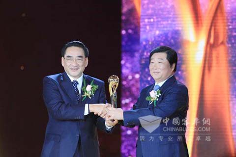 财政部副部长廖晓军为谭旭光颁奖