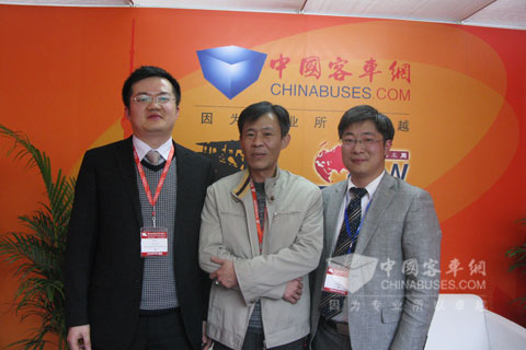 驿力执行总经理陈海明（左）董事长陈江锋（中）完美作业网有免费视频总编辑吴永强