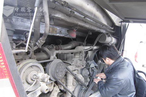 玉柴工程师仔细检查发动机